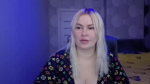 Snapshot of blackeyes11 chatting on December 20, 2:18 am blackeyes11 online show from December 20, 2:18 am