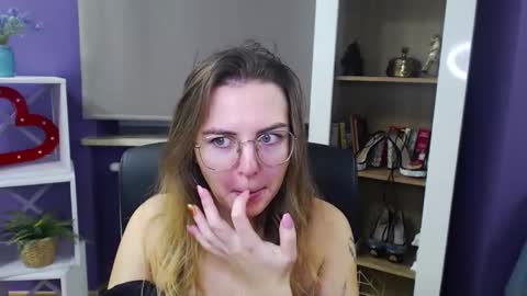 Z O E Y online show from December 12, 5:31 am
