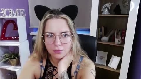 Snapshot of blackrosezoey chatting on October 31, 6:14 am Z O E Y online show from October 31, 6:14 am