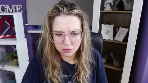 Snapshot of blackrosezoey chatting on November 17, 6:19 am Z O E Y online show from November 17, 6:19 am