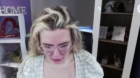 Z O E Y online show from March 11, 6:19 am