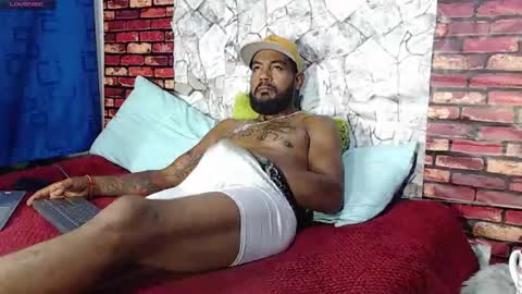 Snapshot of blade_foxx chatting on May 14, 11:55 pm Richard online show from May 14, 11:55 pm