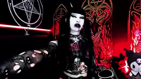 Snapshot of blasphemiangxrl chatting on October 12, 3:33 pm online show from October 12, 3:33 pm