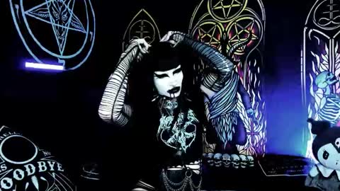 Snapshot of blasphemiangxrl chatting on October 23, 8:24 am online show from October 23, 8:24 am