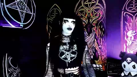 Snapshot of blasphemiangxrl chatting on November 1, 12:01 am online show from November 1, 12:01 am