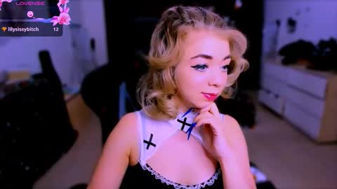 Snapshot of blinkofeyes chatting on November 13, 1:10 pm Nicole online show from November 13, 1:10 pm