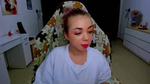 Nicole online show from February 8, 3:00 pm