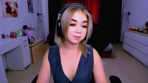 Nicole online show from September 12, 8:25 am