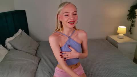 Snapshot of blondagent chatting on September 15, 1:33 pm you can call me Melissa online show from September 15, 1:33 pm