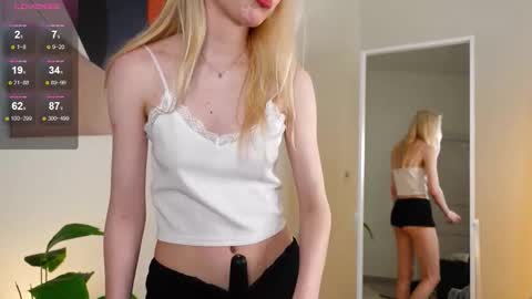 Snapshot of blondagent chatting on October 25, 1:40 pm you can call me Melissa online show from October 25, 1:40 pm