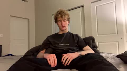 Snapshot of blonde_boi99 chatting on December 15, 11:20 pm Blondie online show from December 15, 11:20 pm