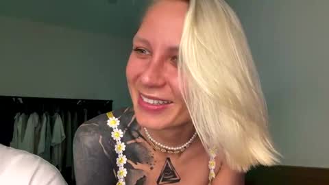 blonde_fuck_couple online show from June 16, 5:54 am
