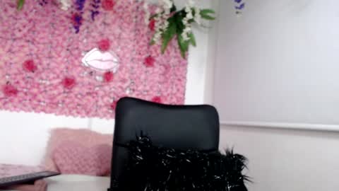 Snapshot of blonde_squirt_ chatting on December 19, 10:21 pm blonde_squirt_ online show from December 19, 10:21 pm
