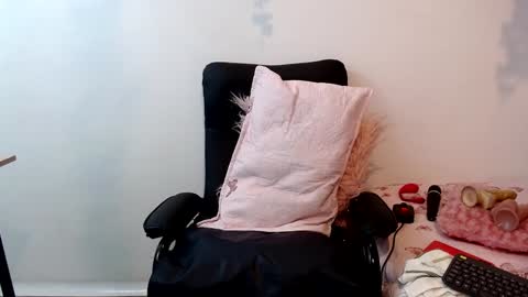 Snapshot of blonde_squirt_ chatting on December 28, 11:16 pm blonde_squirt_ online show from December 28, 11:16 pm