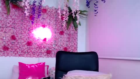 Snapshot of blonde_squirt_ chatting on February 15, 12:54 pm blonde_squirt_ online show from February 15, 12:54 pm