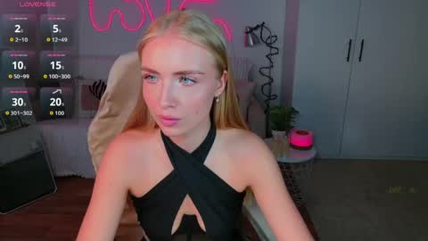Snapshot of blonde_vibe chatting on May 27, 8:55 am Nessa online show from May 27, 8:55 am