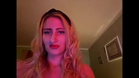 Snapshot of blondebellaaa3 chatting on December 4, 5:22 pm Gia online show from December 4, 5:22 pm