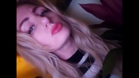 Snapshot of blondebellaaa3 chatting on December 10, 11:08 pm Gia online show from December 10, 11:08 pm