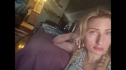Snapshot of blondebellaaa3 chatting on January 3, 5:20 pm Gia online show from January 3, 5:20 pm