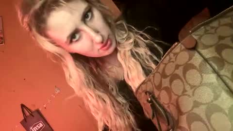 Snapshot of blondebellaaa3 chatting on March 4, 3:11 am Gia online show from March 4, 3:11 am