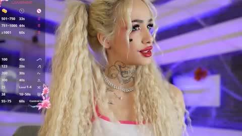 Snapshot of blondie_muller chatting on October 31, 9:27 pm blondie_muller online show from October 31, 9:27 pm