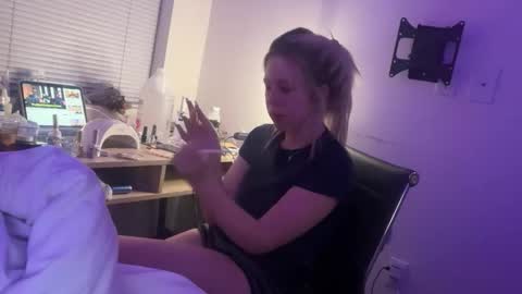 Snapshot of blondieangel11 chatting on May 23, 7:02 am blondieangel11 online show from May 23, 7:02 am