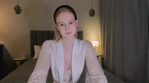 Mia online show from December 6, 4:06 pm