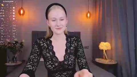 Mia online show from March 11, 7:36 pm