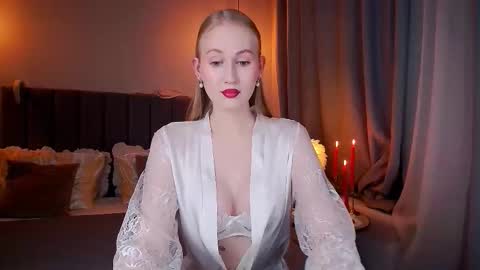 Mia online show from November 26, 8:21 pm