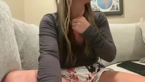 Snapshot of blondieslutt chatting on December 3, 2:30 am IM TRYNG online show from December 3, 2:30 am