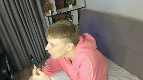 Snapshot of blondvibe chatting on April 19, 10:23 pm Alik online show from April 19, 10:23 pm