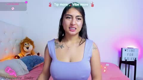 Snapshot of blue_petite chatting on March 18, 4:32 pm Linda online show from March 18, 4:32 pm