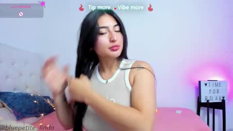 Snapshot of blue_petite chatting on March 19, 4:00 pm Linda online show from March 19, 4:00 pm