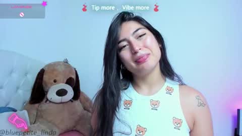 Snapshot of blue_petite chatting on March 27, 4:40 pm Linda online show from March 27, 4:40 pm