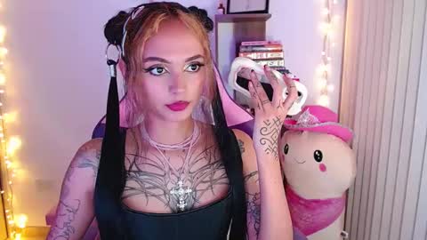Snapshot of bluee_v chatting on September 14, 3:05 am Im Abril .. Nice to meet you thumb up me please its important INDEPENDENT MODEL online show from September 14, 3:05 am