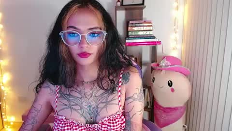 Snapshot of bluee_v chatting on September 15, 1:16 am Im Abril .. Nice to meet you thumb up me please its important INDEPENDENT MODEL online show from September 15, 1:16 am