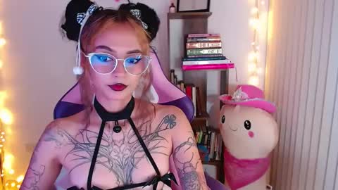 Snapshot of bluee_v chatting on September 16, 1:06 am Im Abril .. Nice to meet you thumb up me please its important INDEPENDENT MODEL online show from September 16, 1:06 am
