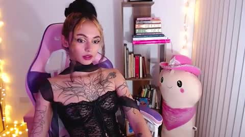 Snapshot of bluee_v chatting on September 17, 1:51 am Im Abril .. Nice to meet you thumb up me please its important INDEPENDENT MODEL online show from September 17, 1:51 am