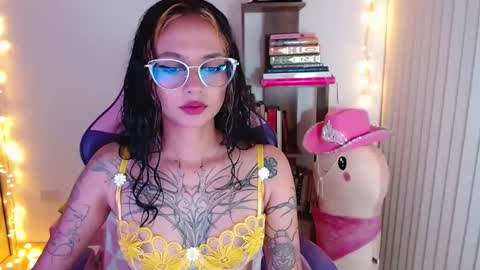 Snapshot of bluee_v chatting on September 26, 12:47 am Im Abril .. Nice to meet you thumb up me please its important INDEPENDENT MODEL online show from September 26, 12:47 am