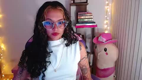 Snapshot of bluee_v chatting on September 29, 1:00 am Im Abril .. Nice to meet you thumb up me please its important INDEPENDENT MODEL online show from September 29, 1:00 am