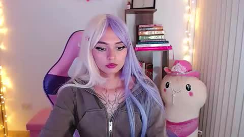Snapshot of bluee_v chatting on October 1, 1:11 am Im Abril .. Nice to meet you thumb up me please its important INDEPENDENT MODEL online show from October 1, 1:11 am