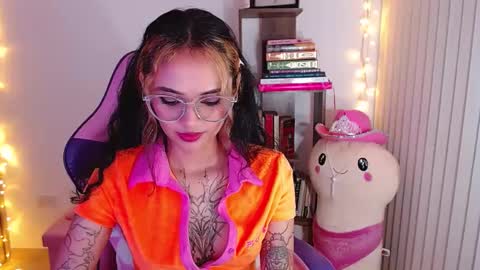 Snapshot of bluee_v chatting on October 3, 1:57 am Im Abril .. Nice to meet you thumb up me please its important INDEPENDENT MODEL online show from October 3, 1:57 am