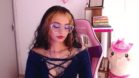 Snapshot of bluee_v chatting on October 8, 9:01 pm Im Abril .. Nice to meet you thumb up me please its important INDEPENDENT MODEL online show from October 8, 9:01 pm