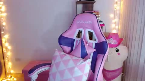 Snapshot of bluee_v chatting on October 12, 1:37 am Im Abril .. Nice to meet you thumb up me please its important INDEPENDENT MODEL online show from October 12, 1:37 am