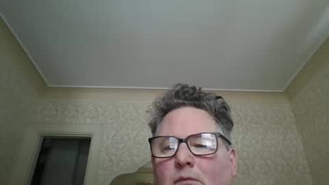 Snapshot of bluemoose70 chatting on December 6, 4:17 pm bluemoose70 online show from December 6, 4:17 pm