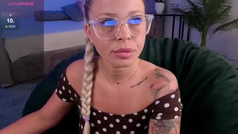 Snapshot of blueyeskate chatting on July 23, 6:55 am Kate online show from July 23, 6:55 am
