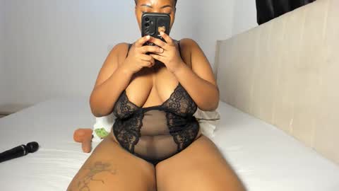 Snapshot of blueyivy chatting on April 23, 12:15 pm Babygirl online show from April 23, 12:15 pm