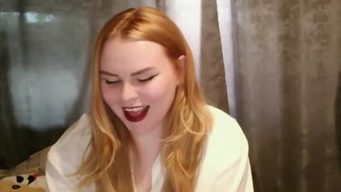 Snapshot of blushing_star chatting on June 26, 4:00 pm blushing_star online show from June 26, 4:00 pm