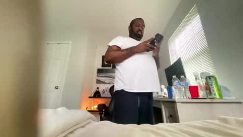 Snapshot of bobbyjones88034 chatting on September 25, 2:32 pm Luv bug online show from September 25, 2:32 pm