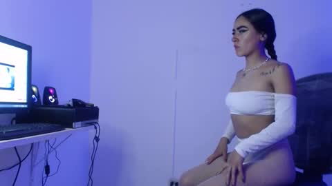 Bonnie online show from November 25, 1:33 pm